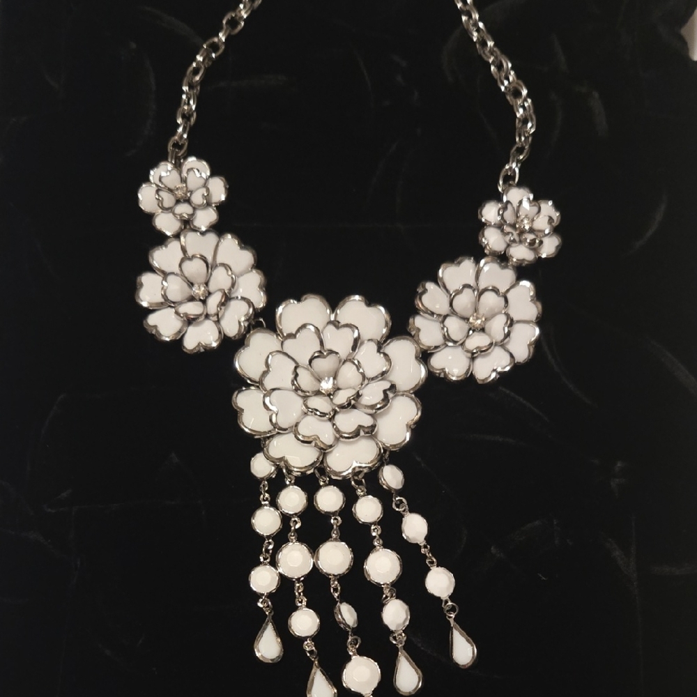 Elegant Floral White Necklace